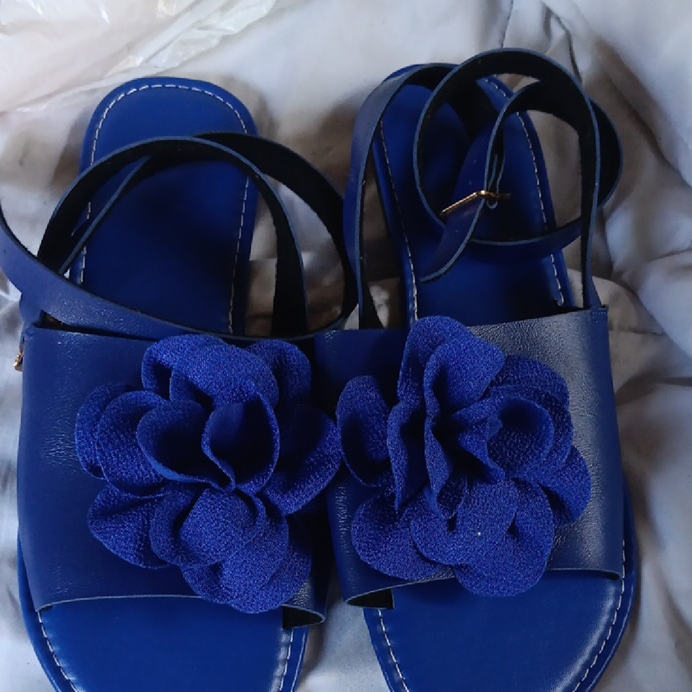 Vibrant Blue Floral Sandals with Slingback Straps
